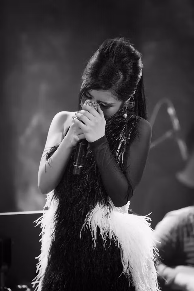 Nữ ca sĩ Hương Tràm cho biết cô đã đổ bệnh từ cách đây ít hôm nên "không dám chắc mình có thể hát được tốt"