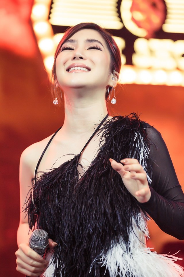 Cô nói: "Trong khoảnh khắc cuối cùng này, chúng ta cần thành thật với nhau, không giấu nhau bất cứ điều gì".