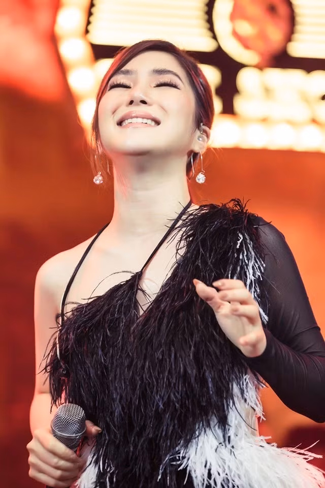 Cô nói: "Trong khoảnh khắc cuối cùng này, chúng ta cần thành thật với nhau, không giấu nhau bất cứ điều gì".