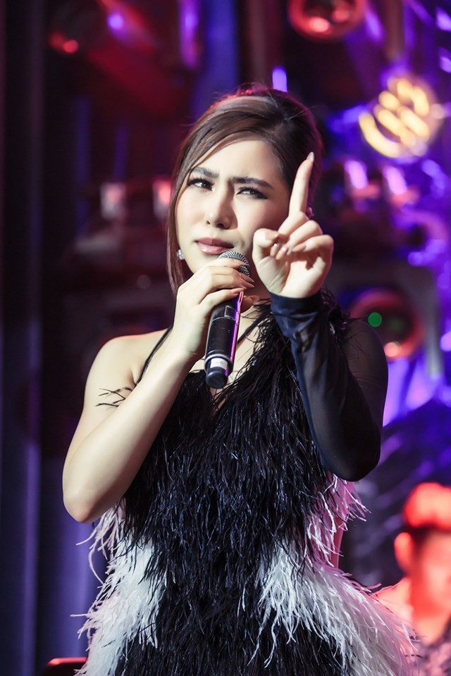 Giọng hát của Hương Tràm trong đêm diễn bị khản và đưa lên xoang mũi, khiến cô hát rất khó khăn. Bản thân Hương Tràm cũng nhận ra điều này nên phải xin lỗi khán giả trước nếu có hát bể tiếng, không lên tròn note.