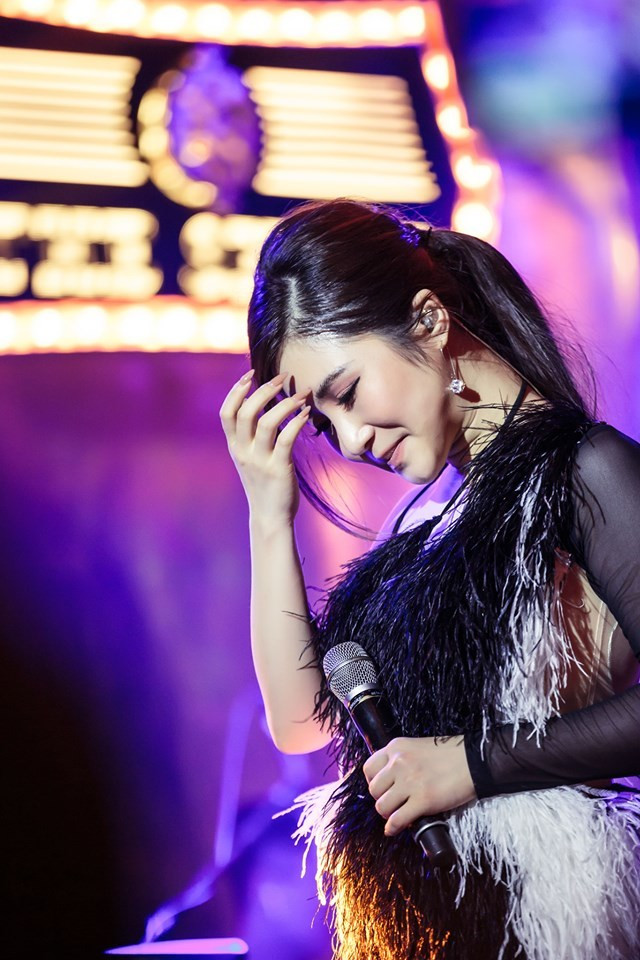 Thậm chí, Hương Tràm phải trang điểm thật đậm để che đi những quầng thâm trên mắt do thiếu ngủ và sức khoẻ không tốt. Trước đó cô đã phải tiêm thuốc kháng sinh để có thể đứng hát trên sân khấu.