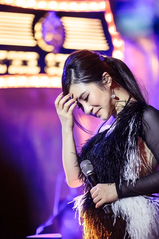 Thậm chí, Hương Tràm phải trang điểm thật đậm để che đi những quầng thâm trên mắt do thiếu ngủ và sức khoẻ không tốt. Trước đó cô đã phải tiêm thuốc kháng sinh để có thể đứng hát trên sân khấu.