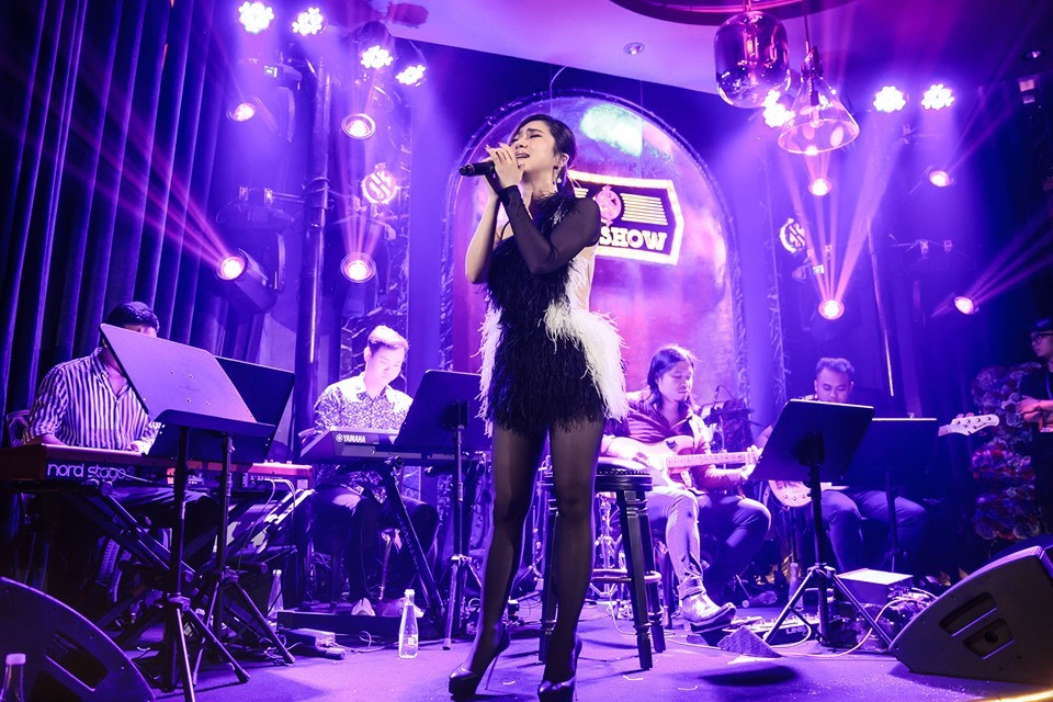 Nữ ca sĩ trải lòng với khán giả: "Sân khấu cho Tràm nhiều thứ nhưng cũng lấy đi của Tràm sức khỏe. Trong Tràm luôn có hai con người, một cô chị gái luôn mạnh mẽ, giấu đi mọi thứ, để bảo vệ người em sinh đôi yếu đuối. Tràm đã mất đi người em gái này từ năm 17 tuổi, khi phải xa cha mẹ. Nhiều đêm, Tràm chỉ biết khóc một mình trong phòng". Trong khoảnh khắc đó Hương Tràm đã bật khóc.