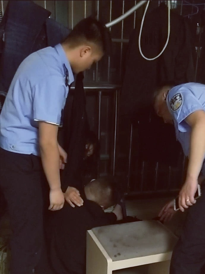 Nguoi dan ong muon chet cung khong xong vi... qua beo-Hinh-3