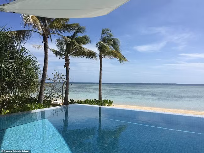 Trong resort còn có một nhà hàng phục vụ các món ăn được người dân địa phương trồng nên hoặc các hải sản được đánh bắt từ biển Sulu