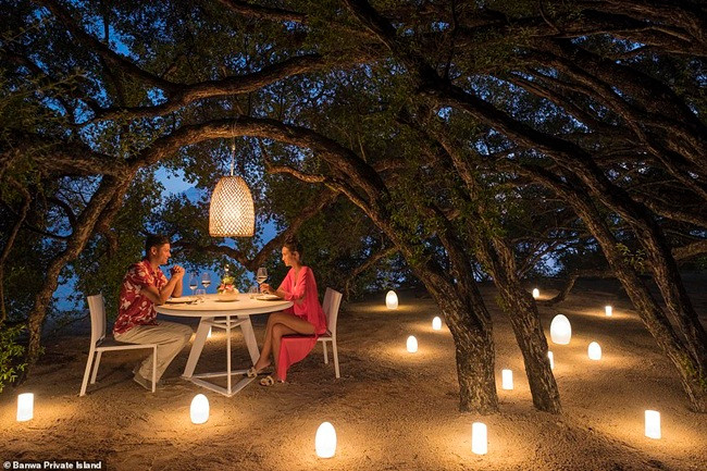 Mức giá là 990 USD/chiều (~23 triệu đồng/chiều) khi đi bằng chuyến phi cơ 9 hành khách và 11.580 USD (~269 triệu đồng) nếu đi khứ hồi bằng trực thăng 5 người.