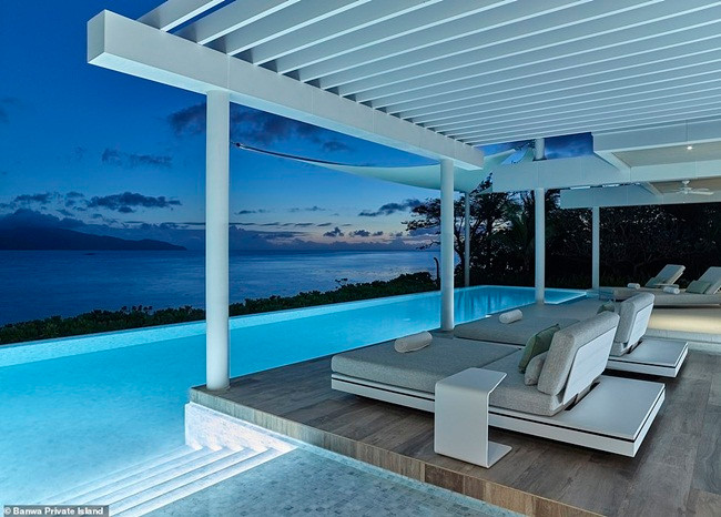 Khi ở đây, khách có nhiều hoạt động để lựa chọn như lặn biển, chèo thuyền catamaran, tập yoga, chơi tennis, đi mô tô nước.Khách có thể khám phá cuộc sống hoang dã của rùa biển Hawksbill, chim tambon.