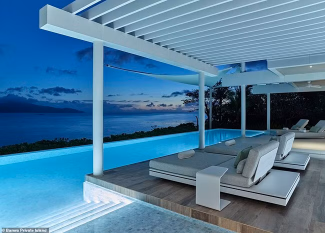 Khi ở đây, khách có nhiều hoạt động để lựa chọn như lặn biển, chèo thuyền catamaran, tập yoga, chơi tennis, đi mô tô nước.Khách có thể khám phá cuộc sống hoang dã của rùa biển Hawksbill, chim tambon.