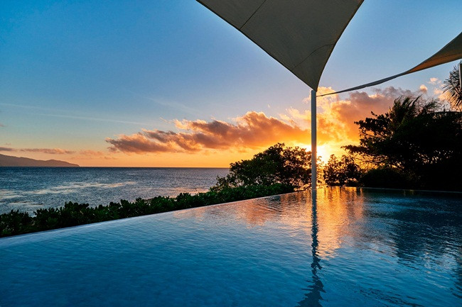 Resort có 6 biệt thự. Mỗi biệt thự có bể bơi vô cực riêng, cửa sổ kính từ sàn đến trần.