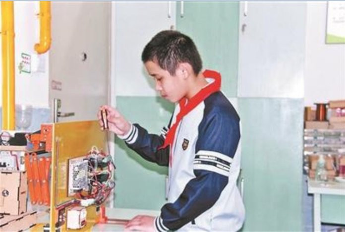 Bi me mang, cau be phat minh luon ra thu ai cung 