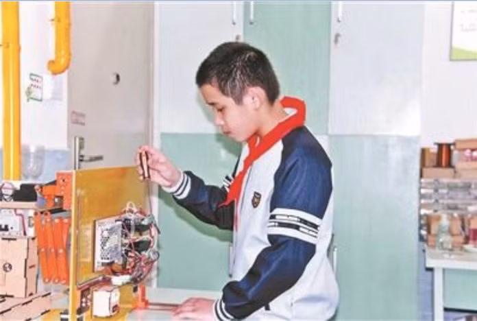 Bi me mang, cau be phat minh luon ra thu ai cung 