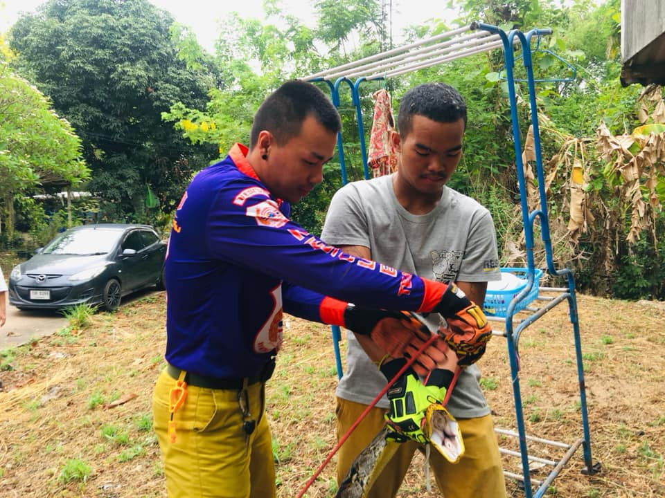 Quá sợ hãi, anh Anek lập tức gọi điện báo cảnh sát, xin giúp đỡ.