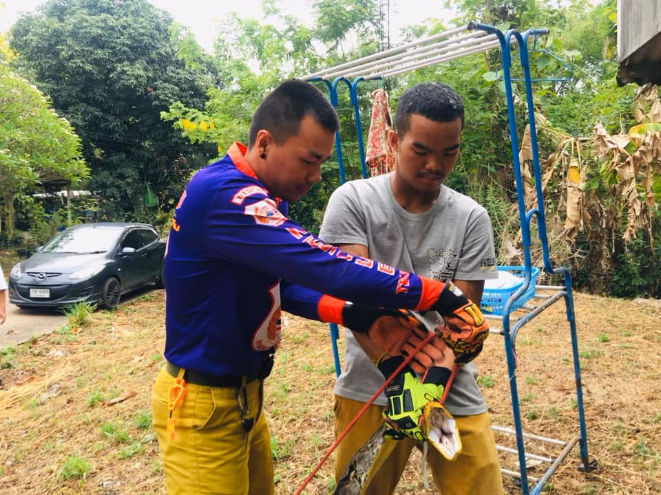 Quá sợ hãi, anh Anek lập tức gọi điện báo cảnh sát, xin giúp đỡ.