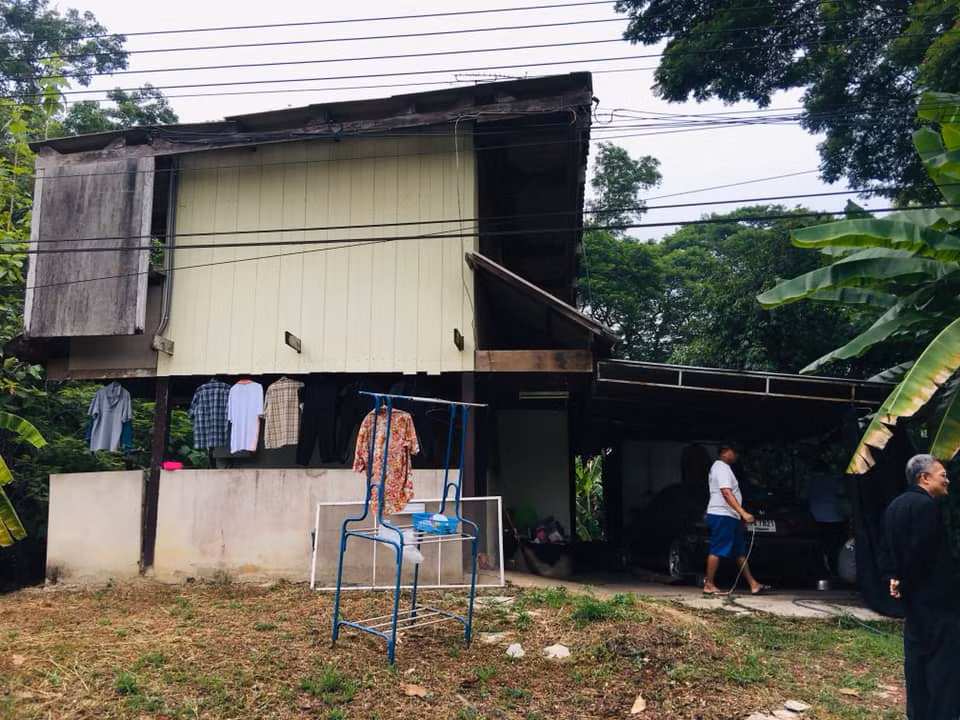 Mới đây, một người đàn ông ở Kamphaeng Phet, một tỉnh phía tây bắc Thái Lan không khỏi hoang mang, kinh hãi khi phát hiện, con mèo cưng mình nuôi không phải mất tích hay bỏ nhà đi mà bị trăn khổng lồ săn giết.