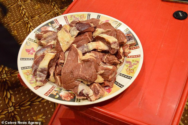 Người đàn ông này tuyên bố rằng anh đã xin phép các quan chức địa phương để nuôi sư tử nhưng từ chối cho biết đã mua con sư tử này ở đâu.