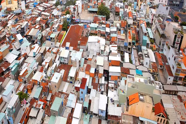 'Xom giang ho' Sai Gon: Vo ban dam tren gac, chong ngoi truoc cua canh chung