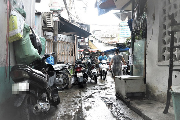 'Xom giang ho' Sai Gon: Vo ban dam tren gac, chong ngoi truoc cua canh chung-Hinh-5