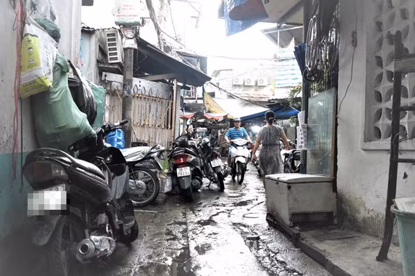 'Xom giang ho' Sai Gon: Vo ban dam tren gac, chong ngoi truoc cua canh chung-Hinh-5