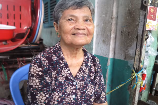 'Xom giang ho' Sai Gon: Vo ban dam tren gac, chong ngoi truoc cua canh chung-Hinh-3