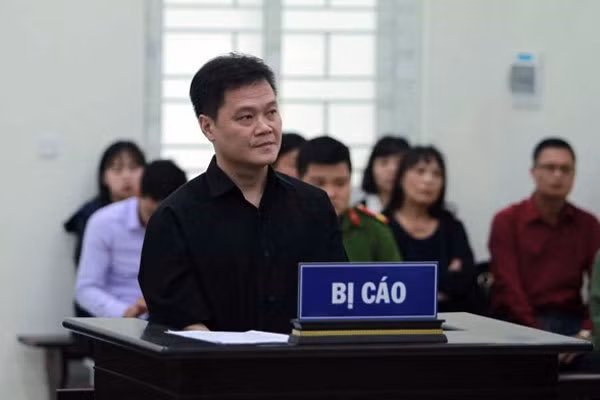 Cuu can bo cong an lua dao tien ty va dieu con bo ngo