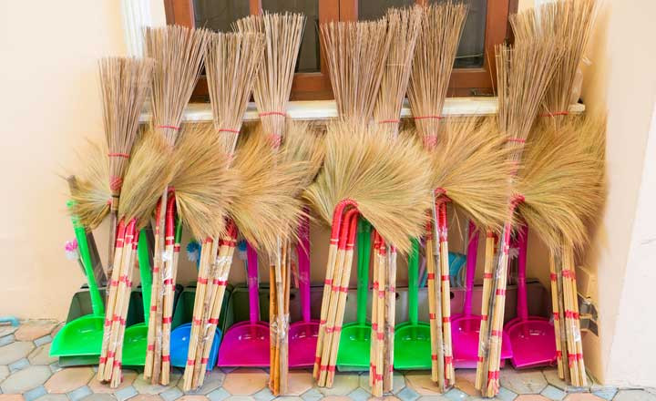 Chổi quét nhà được đặt ở nơi kín đáo phía sau nhà còn có tác dụng bảo vệ an toàn cho gia chủ, giữ cho những kẻ quấy rối hay kẻ xấu muốn nhòm ngó tài sản nhà bạn ở bên ngoài, không thể xâm nhập vào làm hại những người sống trong nhà. Khi ấy, gia đình bạn sẽ được Thần Chổi bảo vệ, giúp chúng ta an tâm sinh sống và làm việc. 