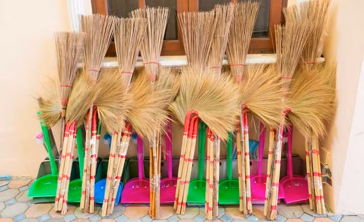 Chổi quét nhà được đặt ở nơi kín đáo phía sau nhà còn có tác dụng bảo vệ an toàn cho gia chủ, giữ cho những kẻ quấy rối hay kẻ xấu muốn nhòm ngó tài sản nhà bạn ở bên ngoài, không thể xâm nhập vào làm hại những người sống trong nhà. Khi ấy, gia đình bạn sẽ được Thần Chổi bảo vệ, giúp chúng ta an tâm sinh sống và làm việc. 