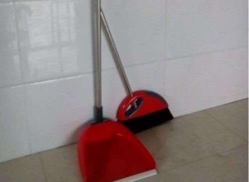 Có thể bạn không biết điều này, nhưng những gia đình truyền thống Trung Hoa không bao giờ để chổi ở trong nhà. Theo quan niệm dân gian, họ cho rằng nếu để người khác vào nhà mình mà thấy ngay cây chổi quét nhà hoặc chổi lau nhà hay bất cứ dụng cụ vệ sinh nào là một điều cực kì xấu. Đặc biệt, để chổi trong phòng ăn hay phòng bếp càng là điều đại kị, bởi nó sẽ quét sạch cơm gạo, nguồn sống của gia đình, khiến cho tài lộc sa sút, vận trình gia chủ ngày càng đi xuống. *Thông tin trong bài viết mang tính tham khảo! 