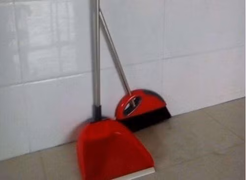 Có thể bạn không biết điều này, nhưng những gia đình truyền thống Trung Hoa không bao giờ để chổi ở trong nhà. Theo quan niệm dân gian, họ cho rằng nếu để người khác vào nhà mình mà thấy ngay cây chổi quét nhà hoặc chổi lau nhà hay bất cứ dụng cụ vệ sinh nào là một điều cực kì xấu. Đặc biệt, để chổi trong phòng ăn hay phòng bếp càng là điều đại kị, bởi nó sẽ quét sạch cơm gạo, nguồn sống của gia đình, khiến cho tài lộc sa sút, vận trình gia chủ ngày càng đi xuống. *Thông tin trong bài viết mang tính tham khảo! 