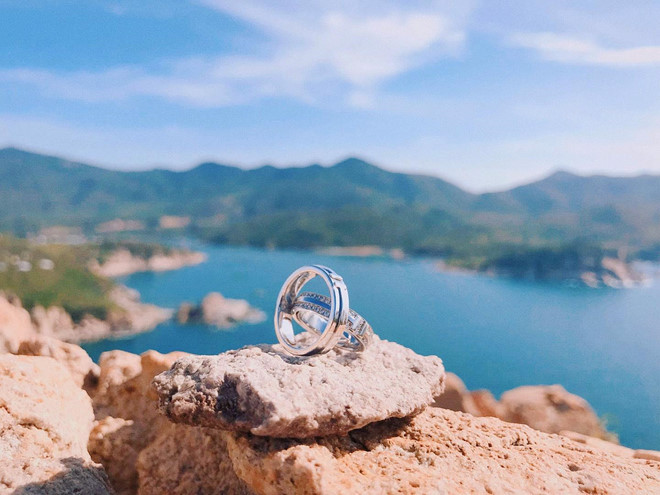 Dam Thu Trang khoe nhan kim cuong, chuan bi ket hon voi Cuong Do La