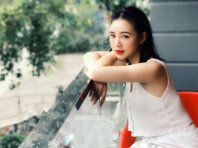 Quỳnh Kool (tên thật Nguyễn Thị Quỳnh) được biết đến là hot girl của loạt sitcom chiếu mạng như "Kem xôi", "Loa phường". Bên cạnh đó, cô gái 24 tuổi còn là gương mặt mẫu ảnh cho nhiều shop thời trang. Năm 2018, tên tuổi của Quỳnh Kool được chú ý hơn sau khi đảm nhận vai diễn Đào - em gái Lan cave trong phim truyền hình đình đám "Quỳnh búp bê". Cựu nữ sinh ĐH Sân khấu và Điện ảnh Hà Nội được khán giả khen diễn tốt, nhập vai. Cô từng khẳng định đây là thời điểm thích hợp để chuyển mình từ danh xưng hot girl sang diễn viên chuyên nghiệp.