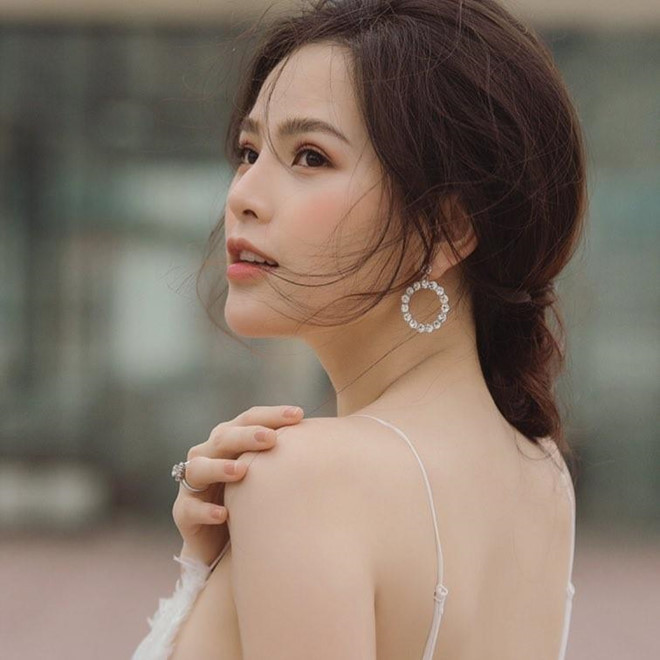 Phi Huyền Trang sinh năm 1988, bắt đầu hoạt động nghệ thuật khi tham gia đóng MV của ca sĩ Khắc Việt hay nhóm The Men. Cô được chú ý hơn khi đóng loạt phim chiếu mạng "Ghiền mì gõ". Bên cạnh đó, 8X được nhớ đến qua vai diễn trong phim truyền hình "Không thể ngừng yêu" (2014), phim điện ảnh "Lời nguyền gia tộc" (2017) với cảnh nóng táo bạo với nam diễn viên Lâm Vissay. Đầu năm 2018, Phi Huyền Trang gây xôn xao dư luận khi đóng cảnh bị nhân vật của Quang Tèo cưỡng hiếp trong phim hài Tết "Tỷ phú đại gia".