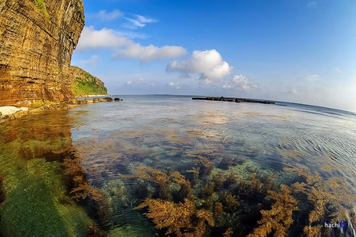 Biển đảo Lý Sơn là hòn đảo nổi tiếng của Quảng Ngãi với địa chất, địa hình, cảnh quan thiên nhiên vô vùng phong phú giữa vùng biển xanh tuyệt đẹp. Với những ưu điểm đặc sắc của thiên nhiên mà tạo hóa đã ban tặng, một số ý kiến cho rằng Lý Sơn tựa hồ như đảo Jeju của Việt Nam. Ảnh: HachiS.