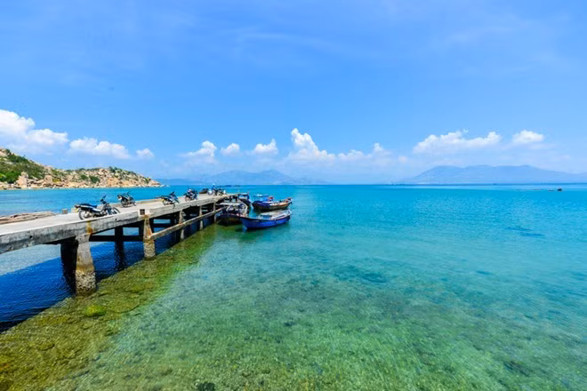 Đảo Robinson là một hòn đảo của tư nhân nằm trong vịnh Cam Ranh. Trên đảo chỉ có một căn nhà và không có dịch vụ du lịch. Tuy nhiên, nhờ vậy, đảo vẫn giữ nguyên vẻ đẹp hoang sơ, thơ mộng với cát trắng, biển xanh như ngọc.