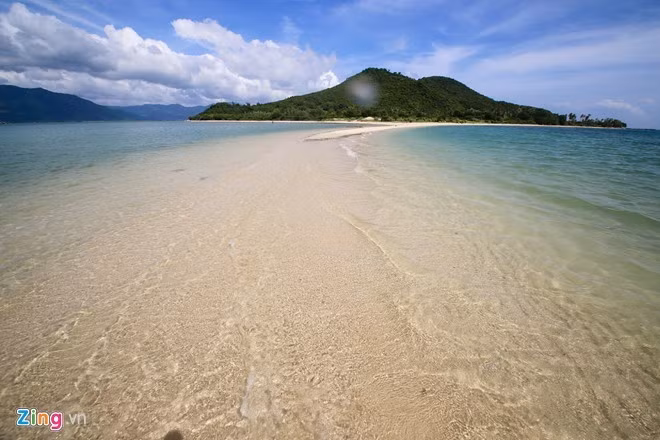 Đảo Điệp Sơn cách cảng cá Vạn Giã khoảng 30 phút đi xe máy, cách bờ Tân Dân khoảng 15 phút chạy ghe. Đảo có nhiều nét hoang sơ cùng bãi biển thơ mộng. Ảnh: Zing.
