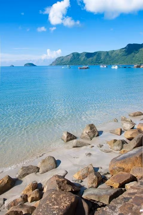 Biển Hòn Tre ở Côn Đảo, đến biển này du khách thỏa sức ngắm san hô, đùa vui với cá heo trong làn nước trong xanh thấy đáy.