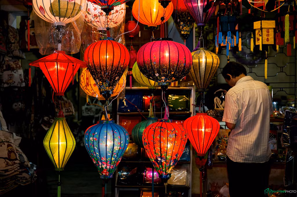 Nhưng điều ấn tượng nhất với tôi khi đến phố cổ Hội An là đèn lồng. Đèn lồng có mặt ở mọi nơi, từ các cửa hàng bán đồ lưu niệm, trong quán ăn, ra tới ngoài đường và những con hẻm nhỏ. 