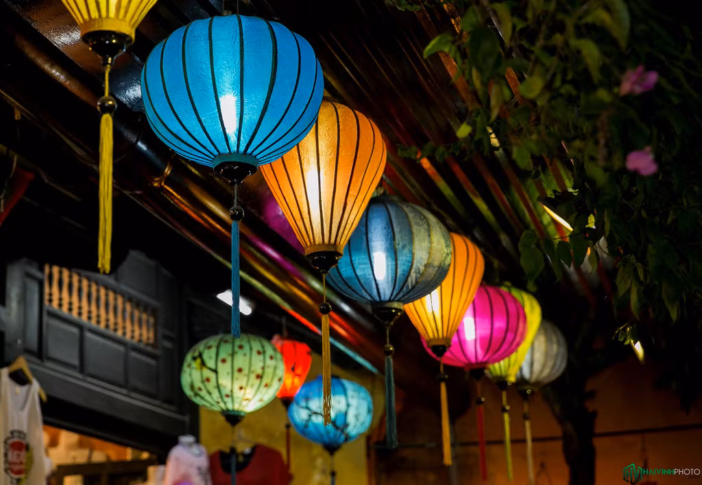 Làm lồng đèn là một nghề thủ công truyền thống nổi tiếng ở Hội An. Lồng đèn với đủ kiểu dáng, kích thước, màu sắc được xuất khẩu đi khắp nơi và cả quốc tế. Du khách cũng rất thích thú khi mua lồng đèn về làm quà lưu niệm.