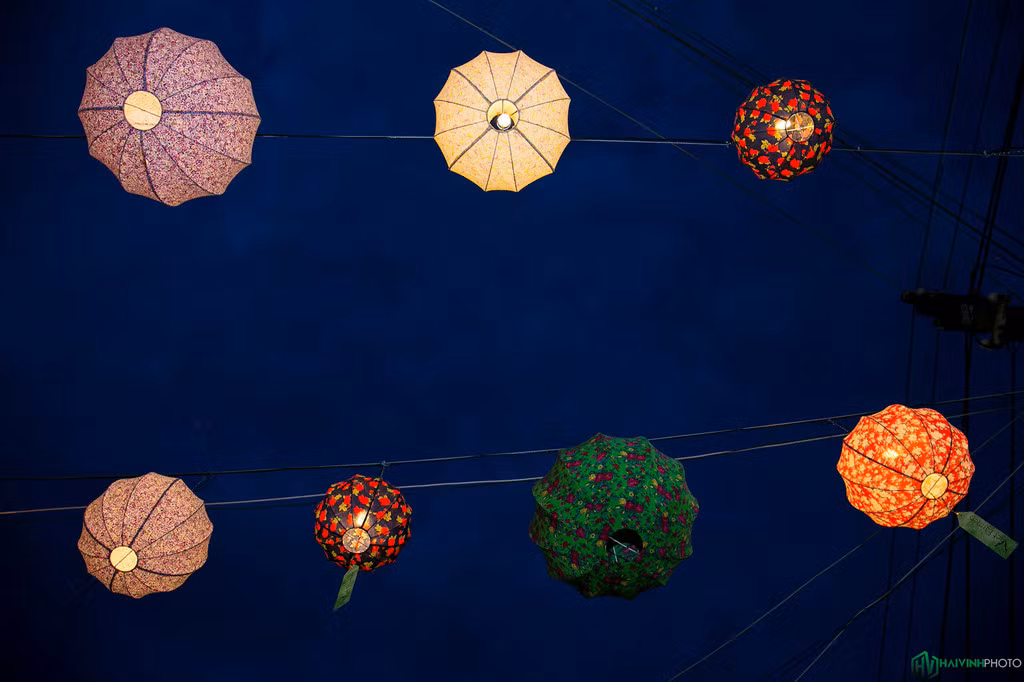 Nếu may mắn đến với Hội An vào dịp rằm, bạn sẽ được ngắm vẻ rực rỡ của lồng đèn. Đèn điện được tắt hết, phố phường được thắp sáng bằng lồng đèn. Một Hội An huyền ảo, lung linh xuất hiện như hàng trăm năm trước. 