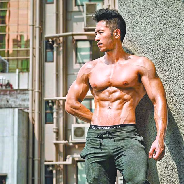 Mau nam co bap mai chup hinh, roi tu tang 12 xuong dat tu vong