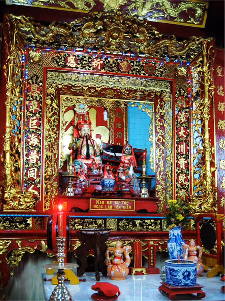 Câu 2: Ngôi đền lưu giữ bộ xương cá voi khổng lồ này tên là gì? A. Vạn Thủy Tú B. Đình Thắng Tam C. Lăng Cá Ông D. Lăng Nam Hải Giải thích: Ngôi đền lưu giữ bộ xương cá voi lớn nhất Đông Nam Á tên là Vạn Thủy Tú, được ngư dân xây dựng vào năm 1762, nay tọa lạc trên đường Ngư Ông, phường Đức Thắng, thành phố Phan Thiết, Bình Thuận.