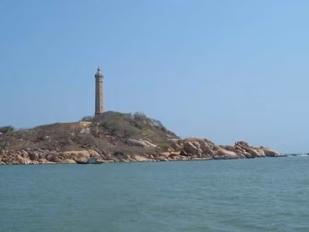 Câu 8. So với cả nước, Bình Thuận là tỉnh sở hữu cái nhất nào sau đây? A. Hải Đăng Kê Gà B.Diện tích trồng thanh long lớn nhất C. Lượng mưa ít nhất D. Cả 3 đáp án trên Giải thích: Hải Đăng Kê Gà có từ năm 1899 là ngọn Hải Đăng xưa và cao nhất Việt Nam. Ngoài ra, Bình Thuận cũng là tỉnh có diện tích thanh long lớn nhất nước và có lượng mưa ít nhất nước ta. 