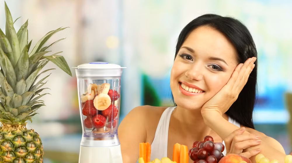 Không ăn trái cây và rau: Trái cây và rau là thực phẩm rất tốt cho sức khỏe tim mạch. Nhiều nghiên cứu đã chứng minh những người ăn hơn 5 bữa trái cây và rau mỗi ngày có nguy cơ mắc bệnh tim và đột quỵ thấp hơn khoảng 20% so với những người ăn ít hơn 3 bữa mỗi ngày. Hãy thêm rau và trái cây vào tất cả các bữa ăn chính và ăn vặt của bạn. Bên cạnh đó, cách chế biến thành các món salad yêu thích cũng giúp bạn ăn được nhiều rau hơn. 