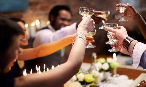 Uống nhiều rượu: Bạn đã từng nghe uống rượu vừa phải có thể tốt cho sức khỏe tim mạch nhưng khi uống quá nhiều lại có mối liên quan mật thiết đến nguy cơ cao huyết áp, mỡ máu cao và suy tim. Phụ nữ không uống nhiều hơn một ly mỗi ngày, và nam giới không quá hai ly một ngày. Cụ thể, đối với bia, một cốc tương đương 355 ml, một ly rượu thường là 148 ml, rượu mạnh là 45 ml. 