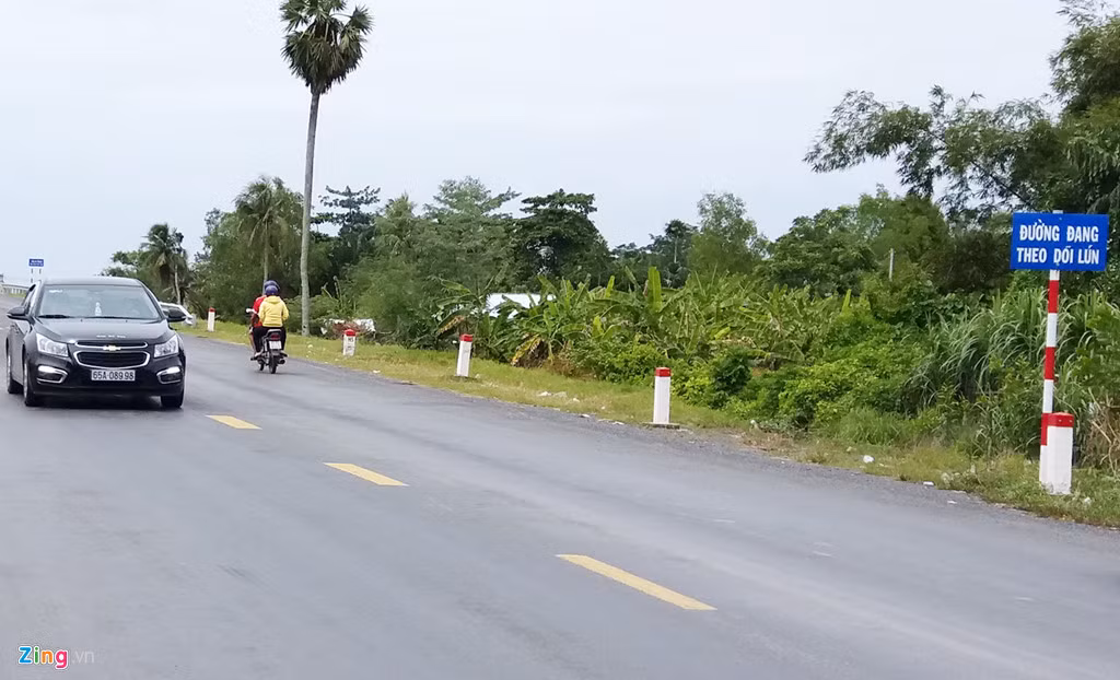 Tuyến tránh TP Sóc Trăng được dựng biển báo "đường đang chờ lún" 