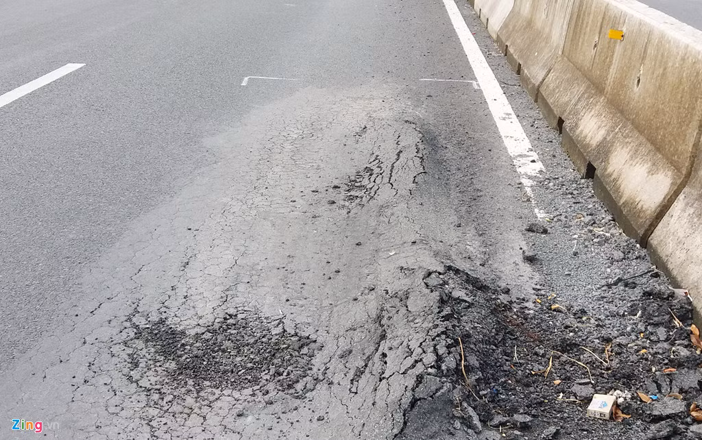 Nhựa mặt đường bị đùn thành đống ở khu vực xã Châu Hưng A, huyện Vĩnh Lợi (Bạc Liêu). 