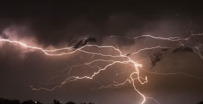 Cùng chiêm ngưỡng những khoảnh khắc ấn tượng khi bầu trời "nổi giận. "Đây là hình ảnh về những tia sét trong một cơn bão lớn vào tháng 11/2015 ở Brisbane Australia. Cơn bão này bao phủ ở diện rộng, gây ảnh hưởng đến cả Melbourne và Sydney. Ảnh: Ian Bird/REX Shutterstock. 