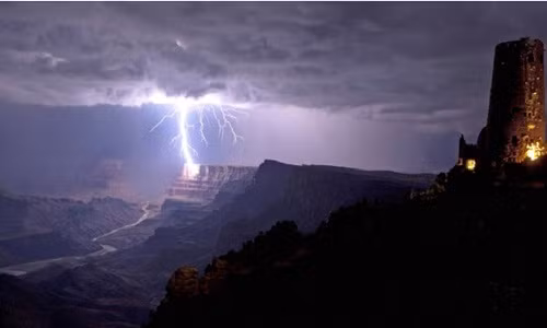 Khoảnh khắc một tia chớp dường như đang tấn công, trút “sự phẫn nộ” vào South Rim trong công viên quốc gia Grand Canyon (Arizona, Mỹ). Ảnh: Caters News. 