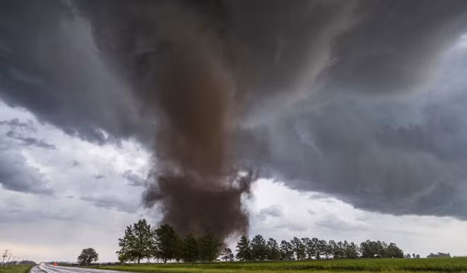Đây là một trong nhiều siêu xe lốc xoáy xuất hiện tại quận York, Nebraska (Mỹ) vào tháng 6/2011. Nebraska nằm ở Tornado Alley, vùng đất bằng phẳng giữa Tây Texas và Bắc Dakota, nơi có rất nhiều cơn bão lớn hoành hành. Ảnh: Getty Images. 