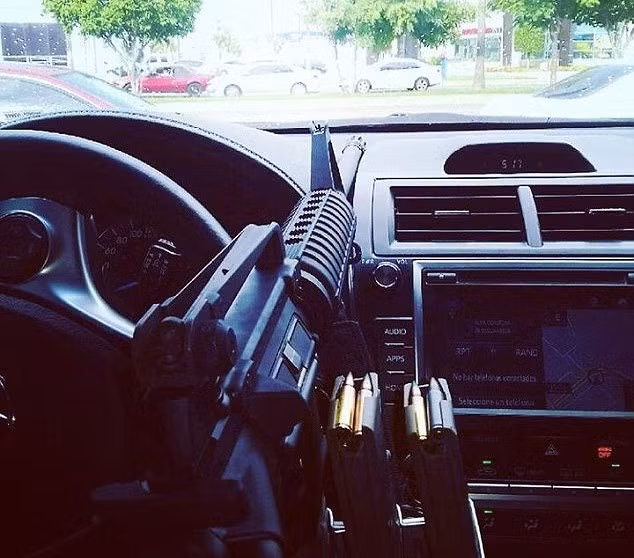 Damaso đăng một bức hình chụp súng hạng nặng và băng đạn trong ôtô. Ảnh: Instagram.