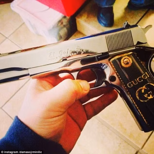 Trong bức ảnh này, người đàn ông được cho là Damaso cầm khẩu súng khắc họa tiết của một hãng thời trang. Ảnh: Instagram. 